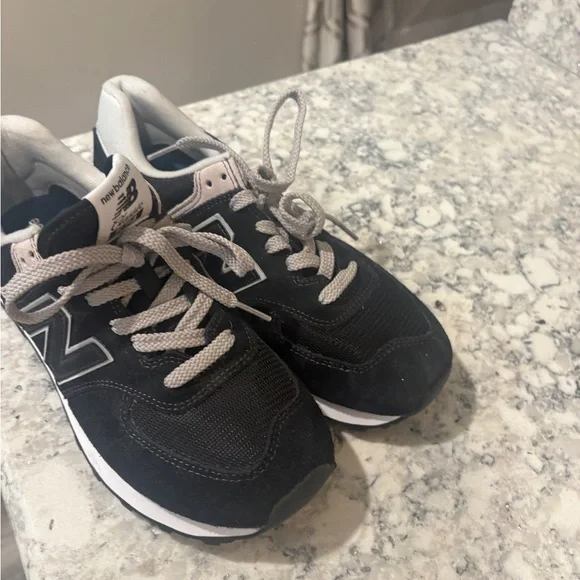 New Balance Black and White Sneakers brand new - Picture 3 of 5